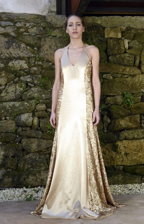 1. Vestido largo en tejido con lentejuelas color dorado