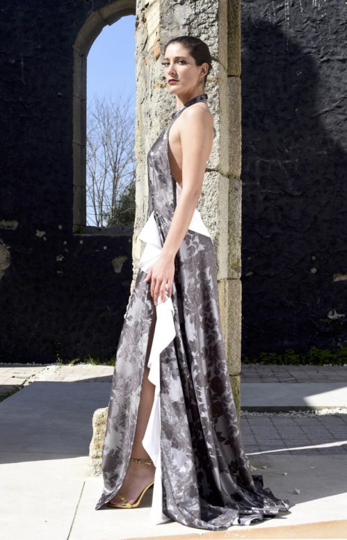 Vestido largo con encaje de flores gris