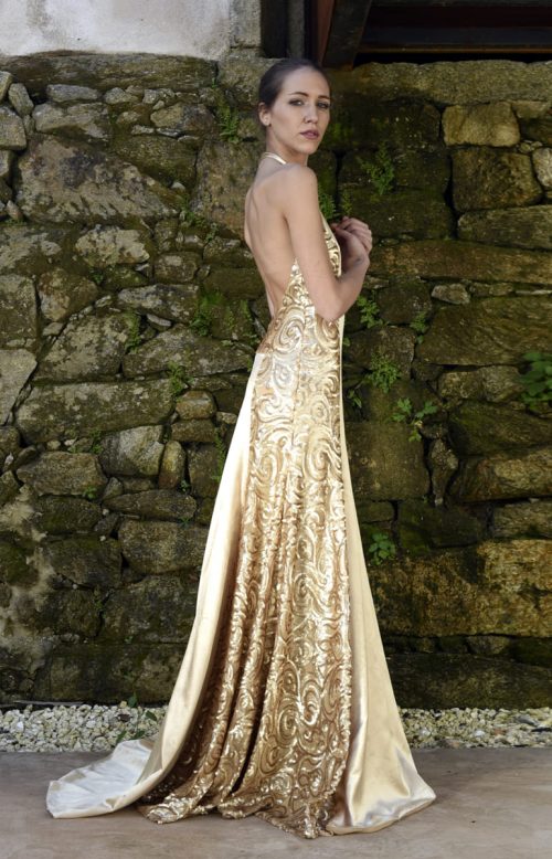 2. Vestido largo en tejido con lentejuelas color dorado