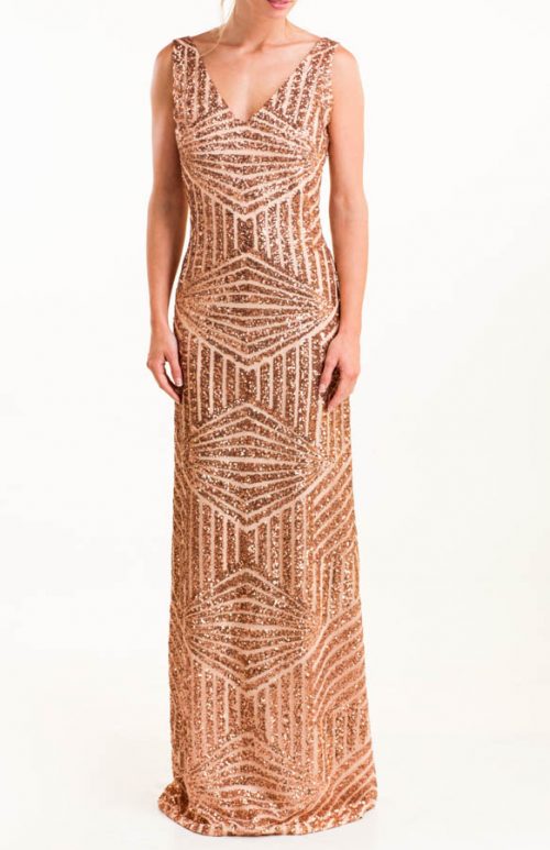 Vestido largo en cenefas con lentejuelas maquillaje oscuro