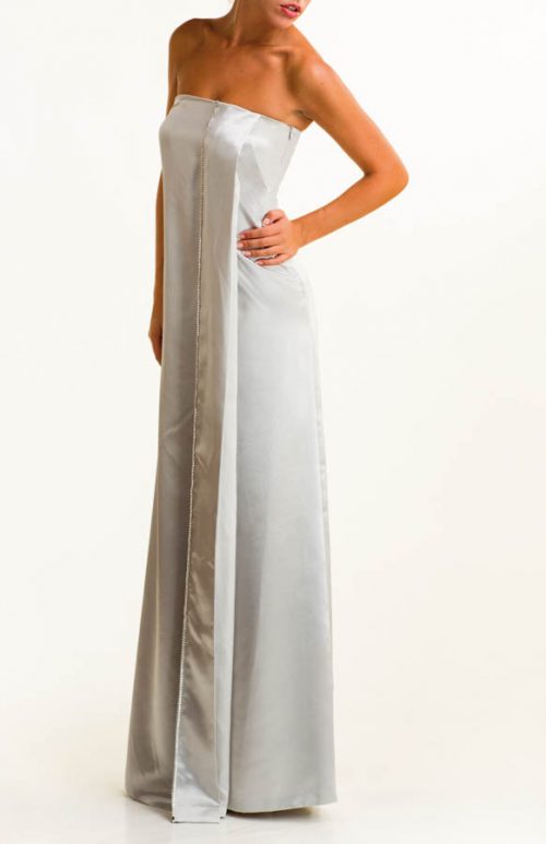 Vestido largo de satén plata con detalles de swaroski