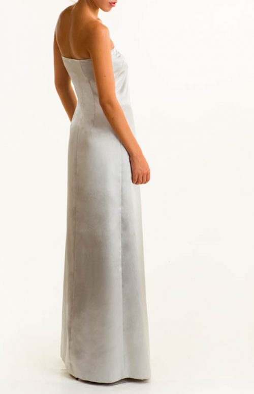 Vestido largo de satén plata con detalles de swaroski