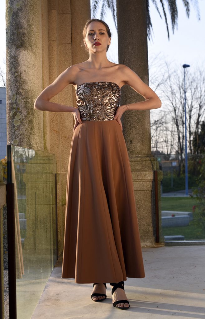 Vestido palabra de honor marrón alazán