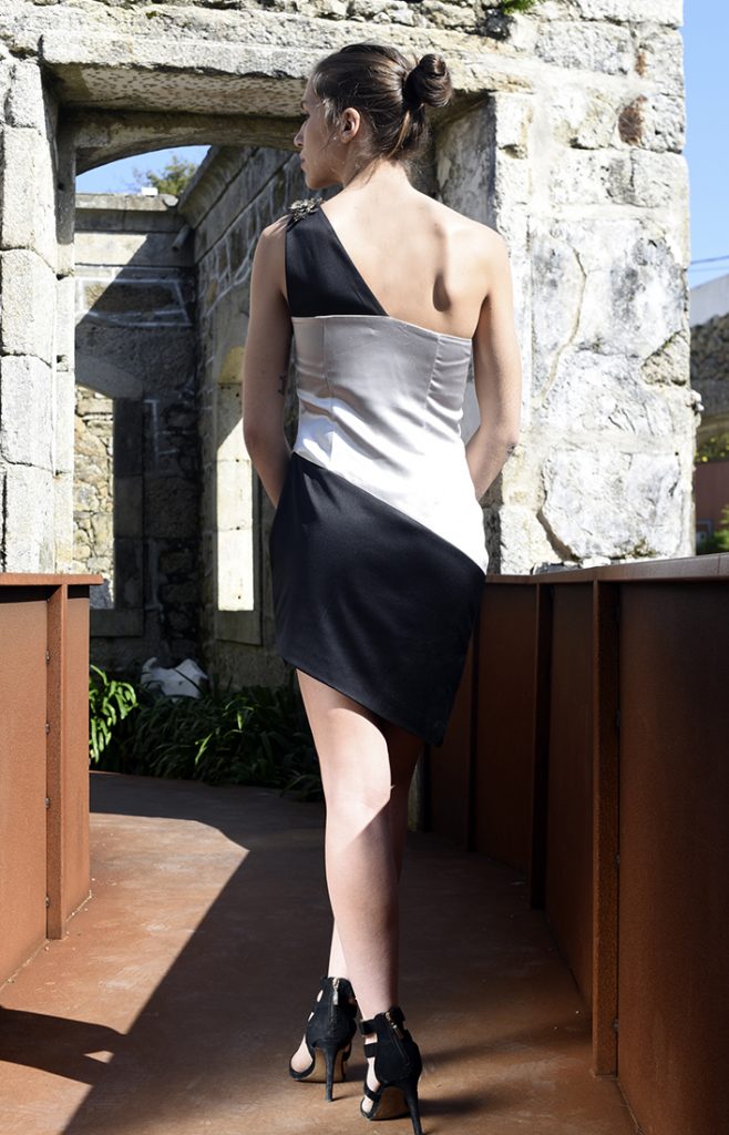 Vestido corto Gaia con aplicación en hombro negro y plata - Javier Barrio