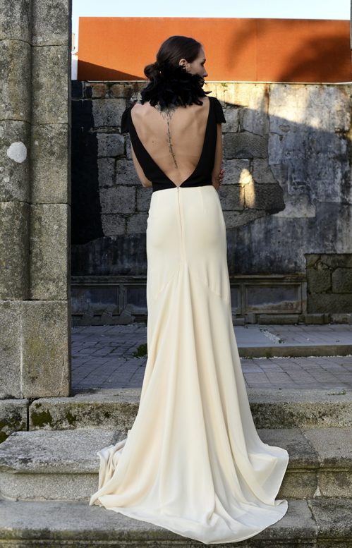 Vestido largo de fiesta Astrea de color negro y vainilla con cola y plumas - Javier Barrio