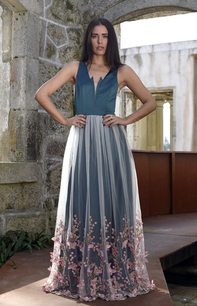Vestido largo de fiesta Jade con tejido saten verde jade oscuro y tul blanco con bordados- Javier Barrio Couture