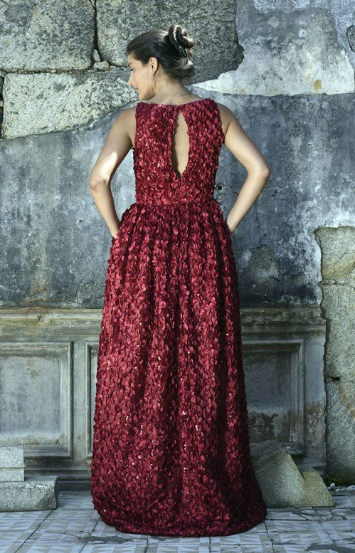 Vestido largo de fiesta rojo Rafflesia de tul con pétalos y lentejuelas - Javier Barrio