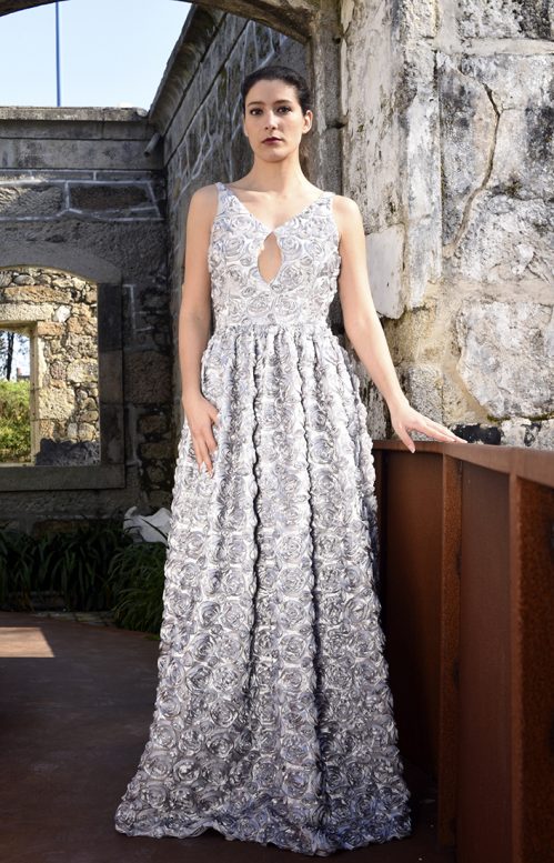 Vestido largo gris Santolina con corte evasé y flores en plata - Javier Barrio