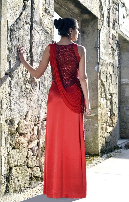 Vulcano, vestido largo rojo de fiesta con cuello pico y lentejuelas - Javier Barrio