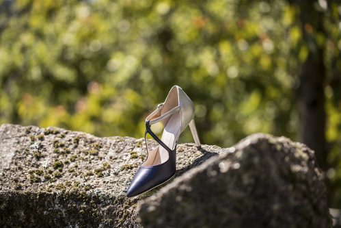 Zapato de tacón corte salón en tonos bicolor plata y morado