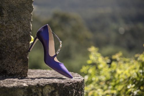Zapato de tacón corte de salón en color morado con aplicaciones