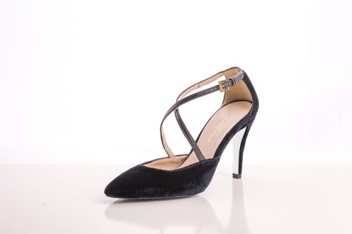 Zapato de tacón fino corte salón negro