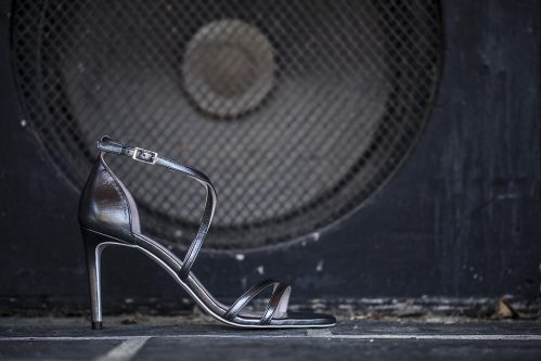 Sandalia de tacón en piel tono gris con tiras cruzadas en talón
