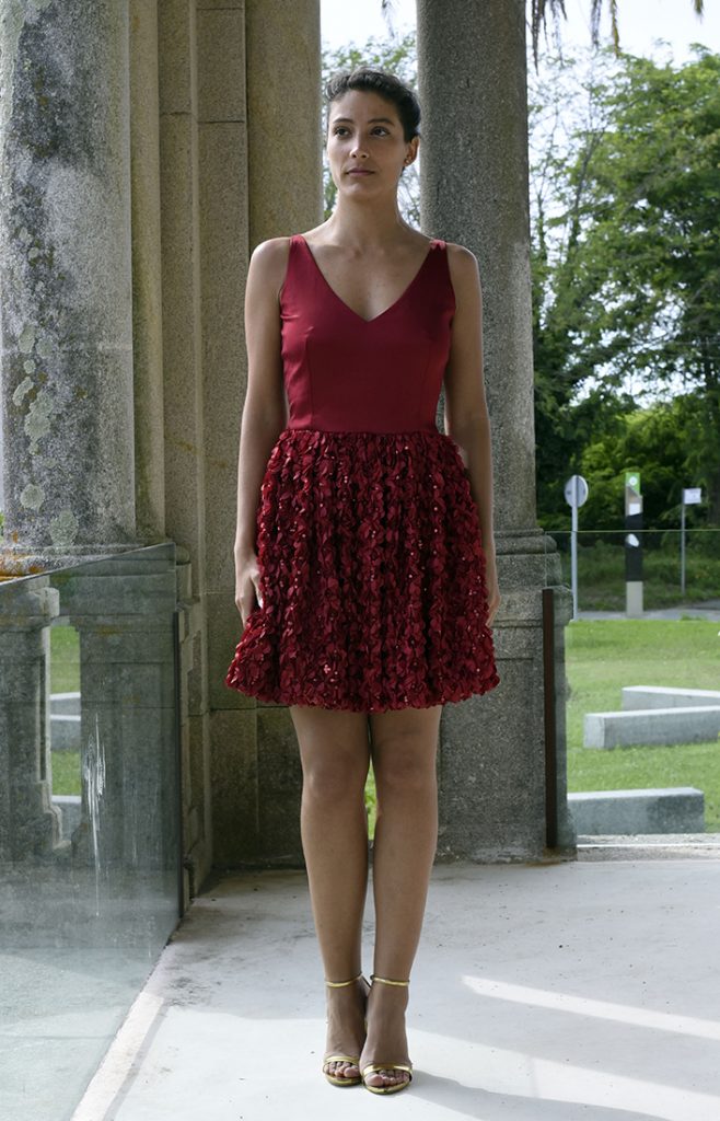 vestido corto Kore con mangas murciélago en blanco y en raso - Javier Barrio