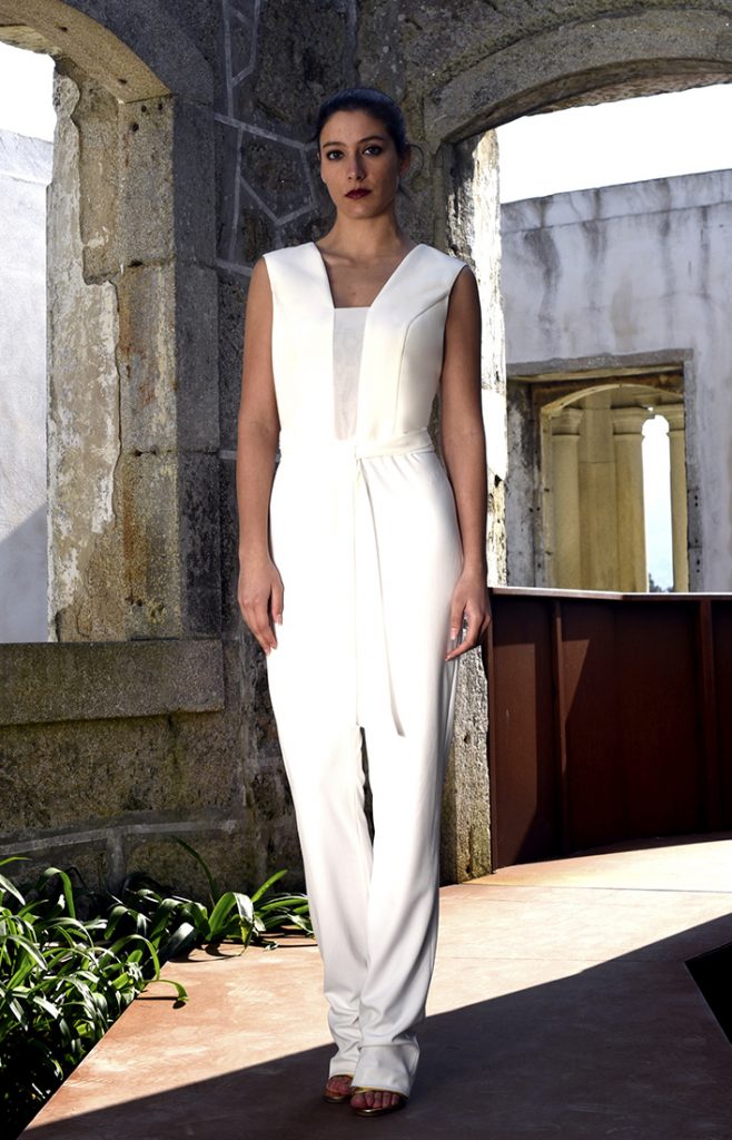 Mono de novia Caterina con cuello de pico, corte recto y fajín - Javier Barrio