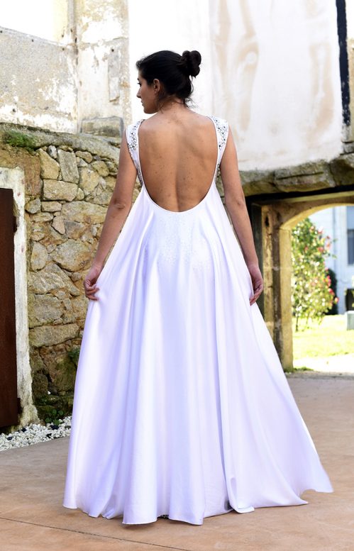 Vestido de novia Vivian con tul bordado en flores y capa - Javier Barrio