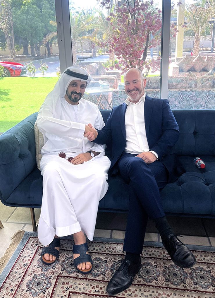 Javier Barrio junto a Sheikh Salem Humaid